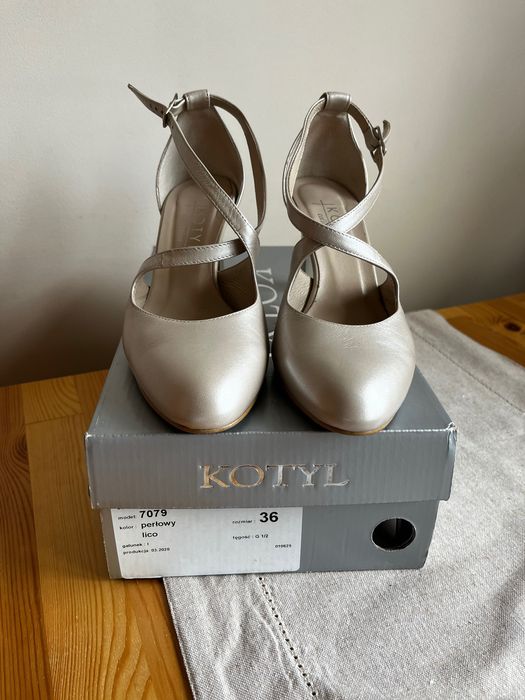 Czółenka ślubne Kotyl