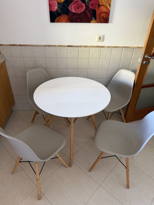 Mesa e cadeiras