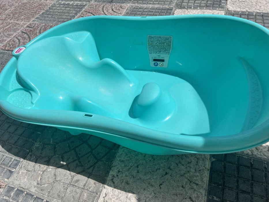 Banheira de bebê com termómetro embutido.