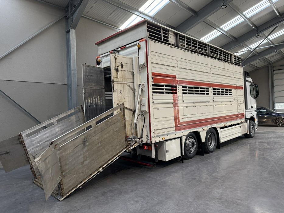 Mercedes do przewozu bydła