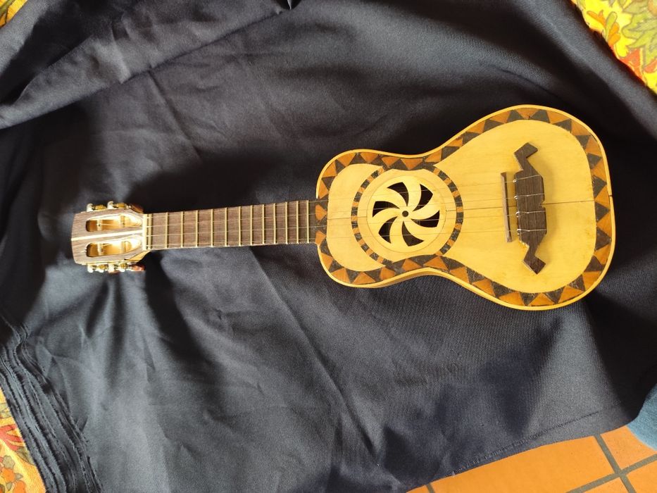 Belo cavaquinho, NOVO, totalmente construído á mão, !
