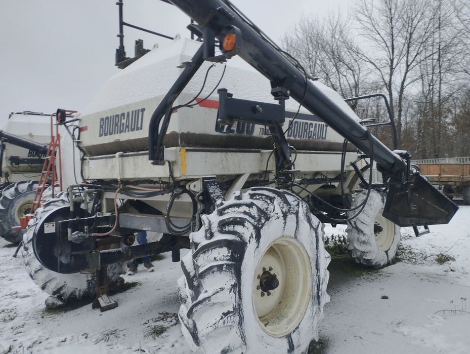 Бункери насінєві Bourgault -8810-54. 2009р