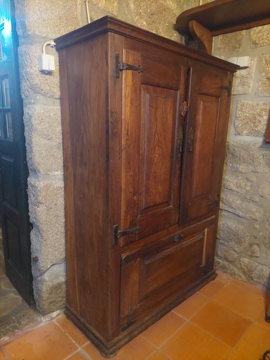 Armário louceiro em madeira maciça