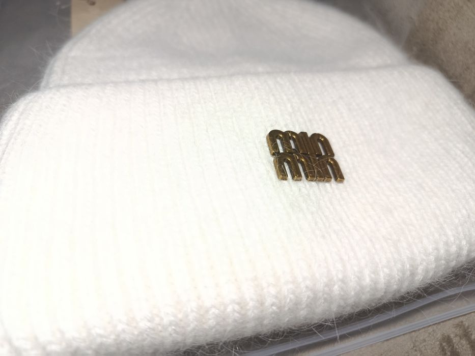 Шапка жіноча біла