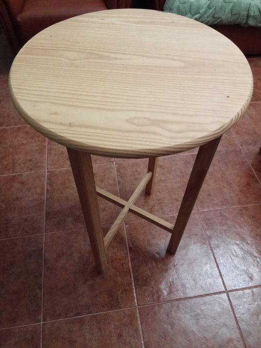 Mesa de Camilha pequena em Pinho, praticamente nova