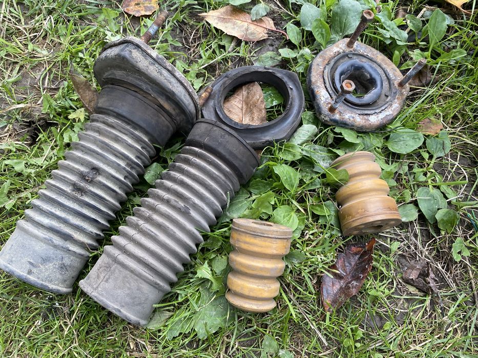 Toyota Camry 40, резинки, пильники, відбійники задніх стойок Тойота.