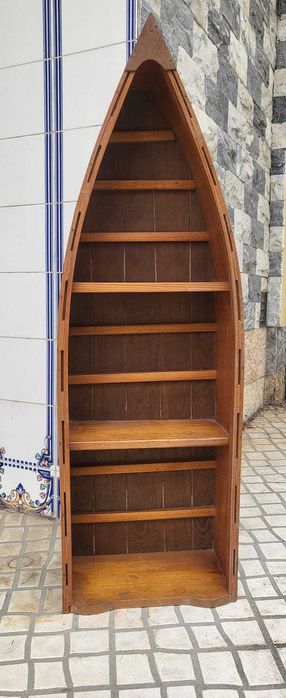 Estante em forma de barco