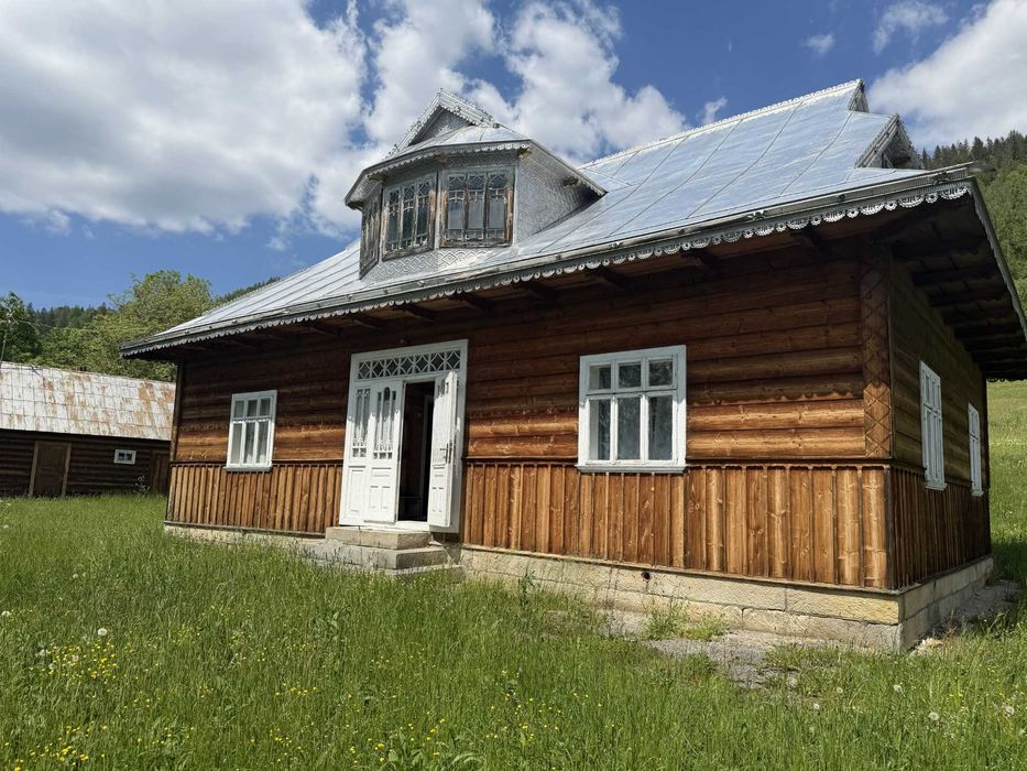 Продається затишний будинок у Карпатах біля лісу