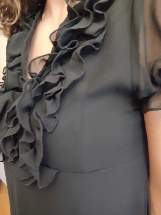 Vestido preto com folhos