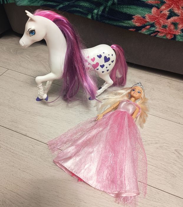 Lalka księżniczka z konikiem