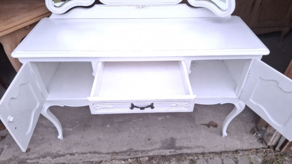 Toaletka ludwikowska bielona z Belgi