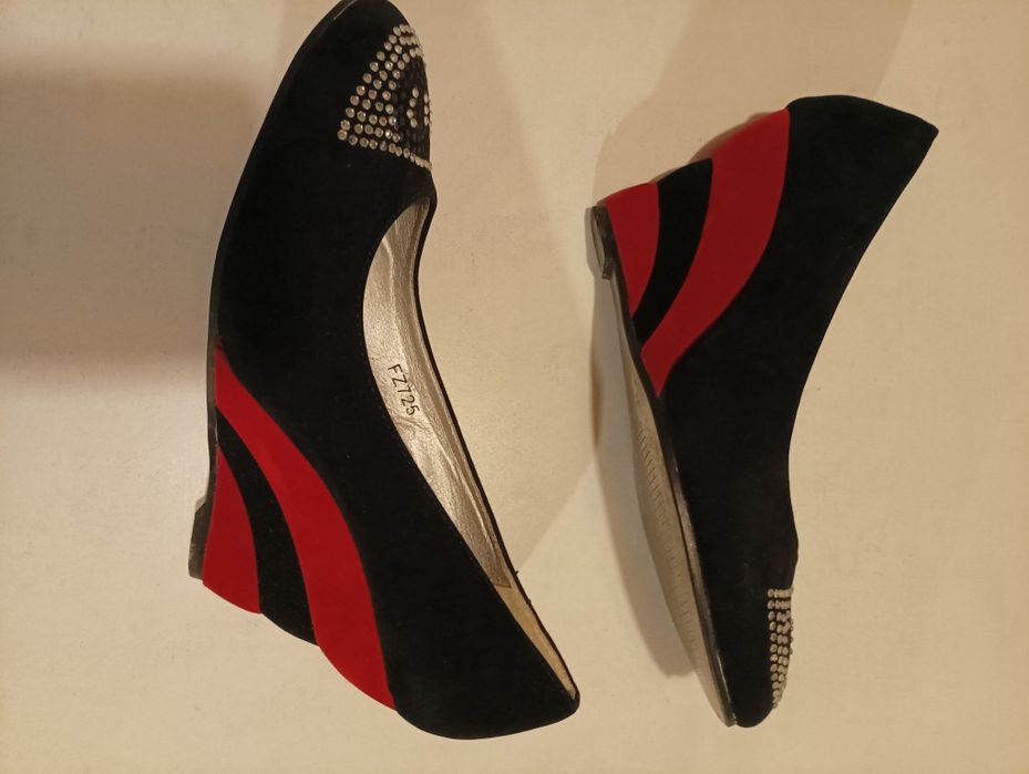 Sapatos em camurça em preto e vermelho,, de marca FAFALA, tamanho 38,usados duas vezes,como novosver