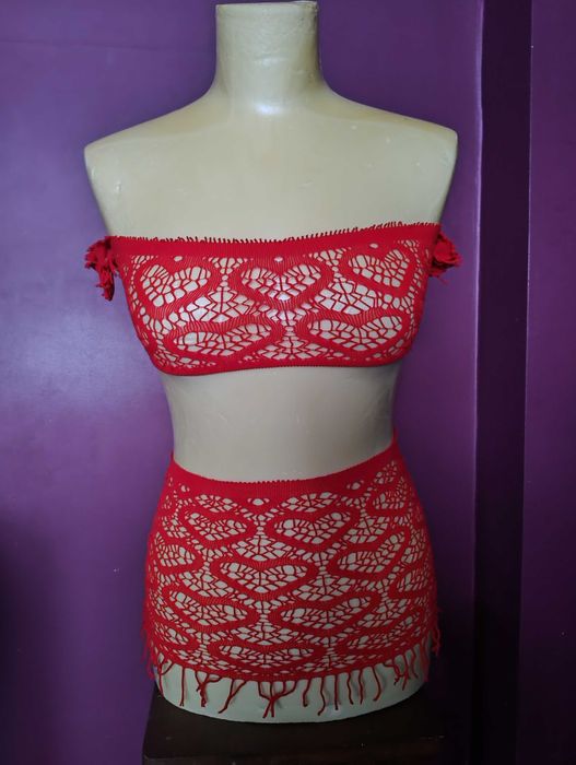 Sexy ​czerwony komplet ażurowy w serca – Top off-shoulder i mini spódn
