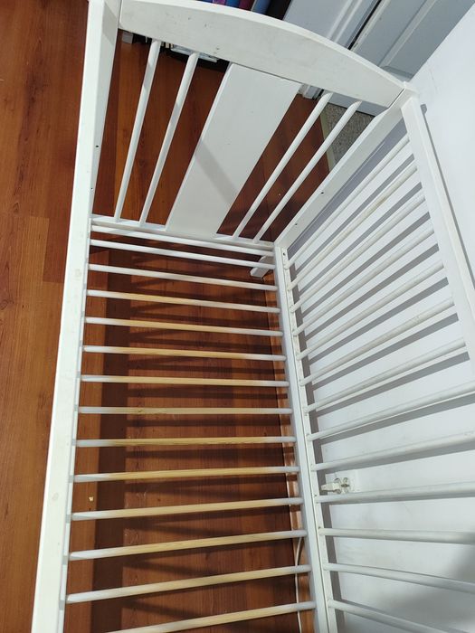 Białe drewniane łóżeczko