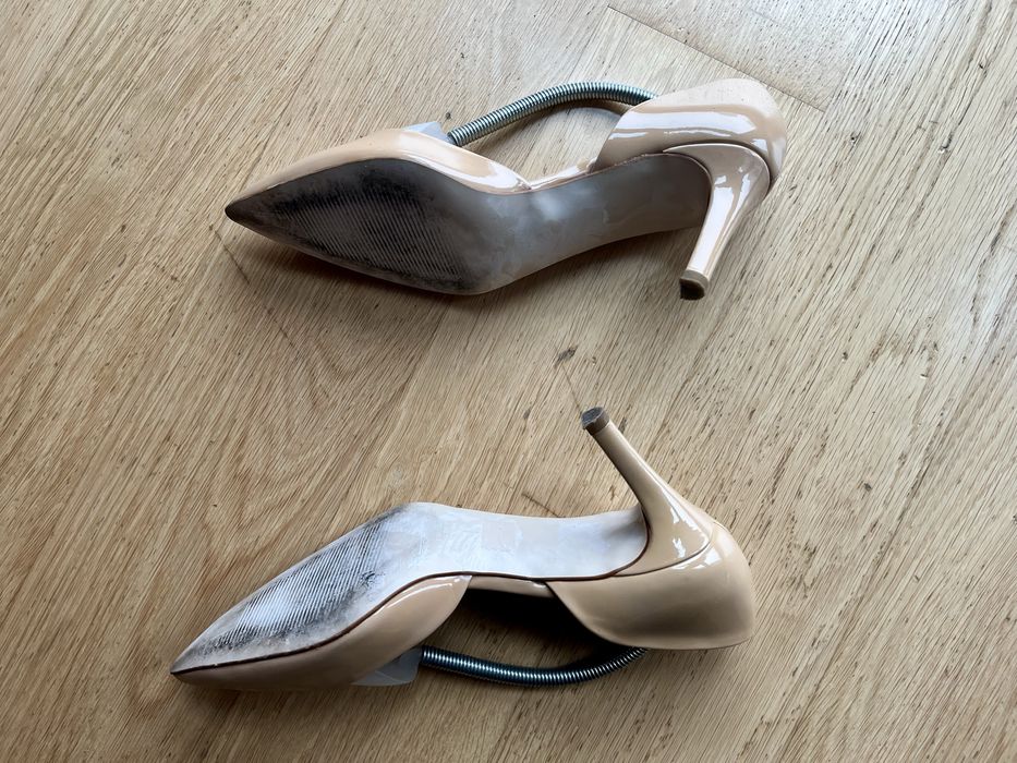 Sapatos de salto nude em verniz Gloria Ortiz (39)
