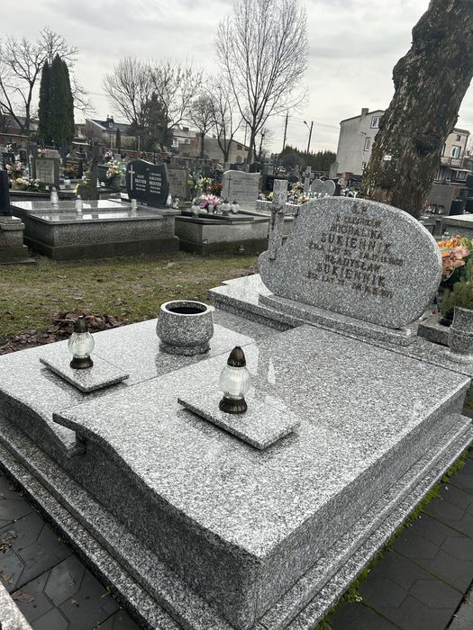 Odstapie grób podwójny z pomnikiem