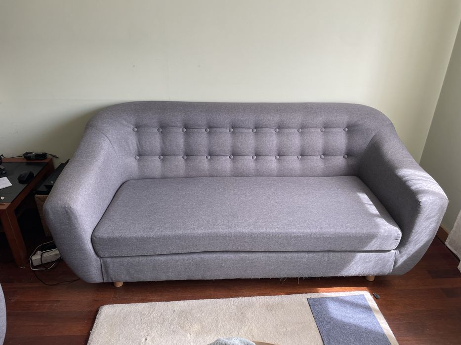 Sofas cinzentos.