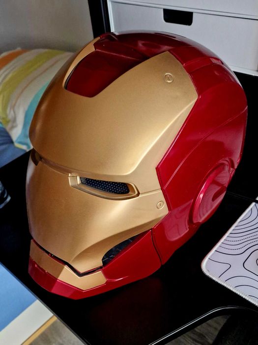 Capacete Eletrónico Marvel Legends Series Iron Man