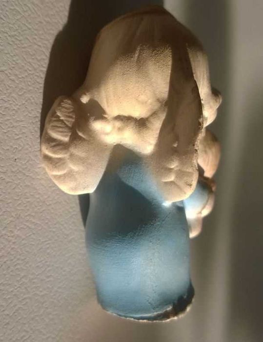 Figurki Aniołków Figurka Aniołek z misiem na rękach niebieski 5cm