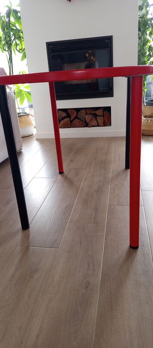 Mesa/secretaria vermelha