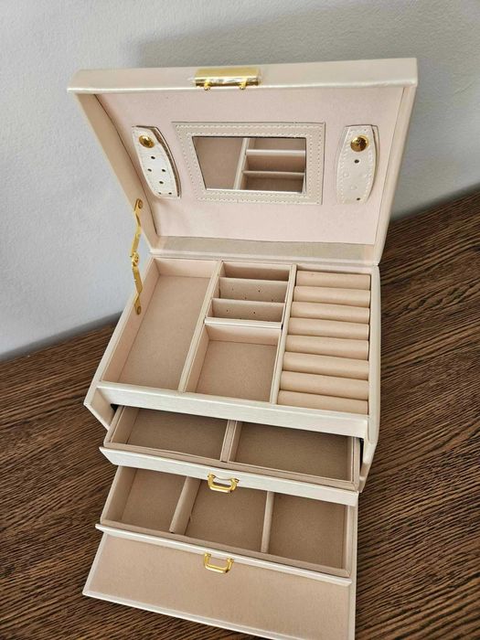 Kuferek na biżuterię organizer szkatułka na kolczyki jasny biżuteria