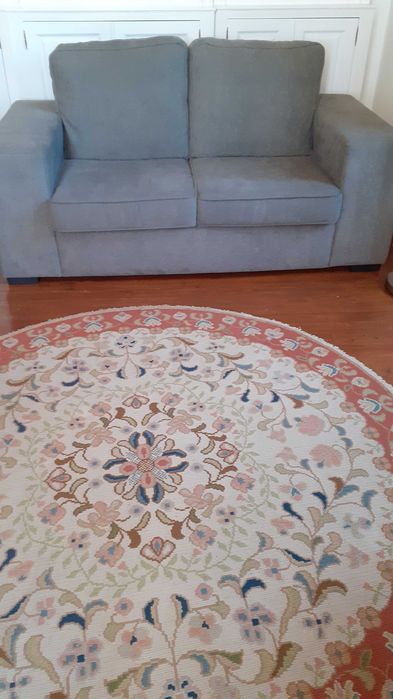 Sofá cinzento de dois lugares