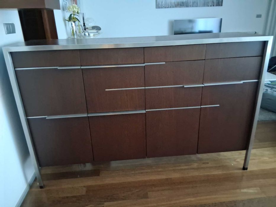 Aparador de design exclusivo em madeira maçica e aço