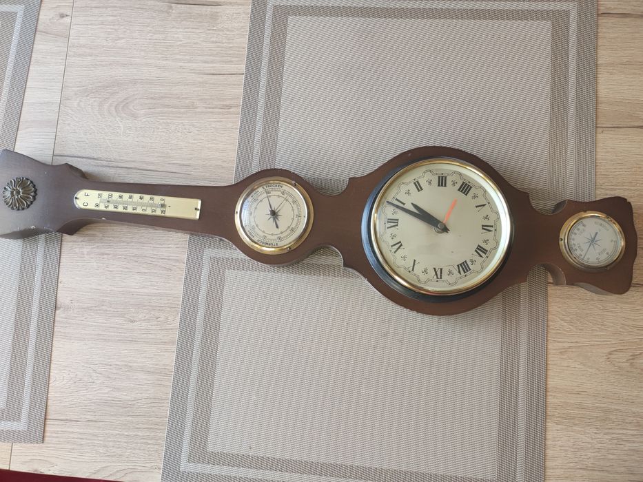 Naścienny zegar stary