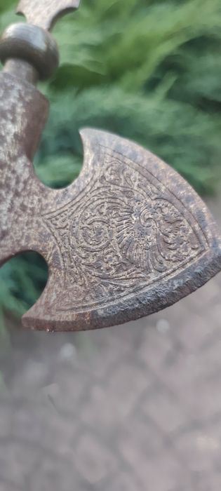 Stary przedmiot dekoracyjny z metalu i drewna – kolekcjonerski