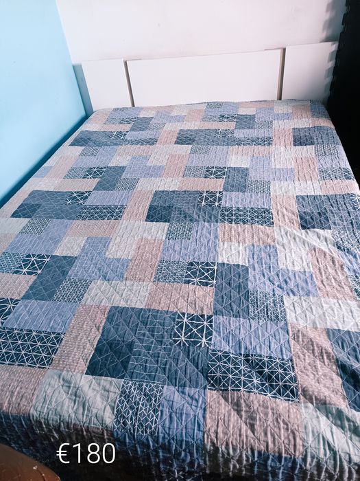 Cama casal com colchão em bom estado