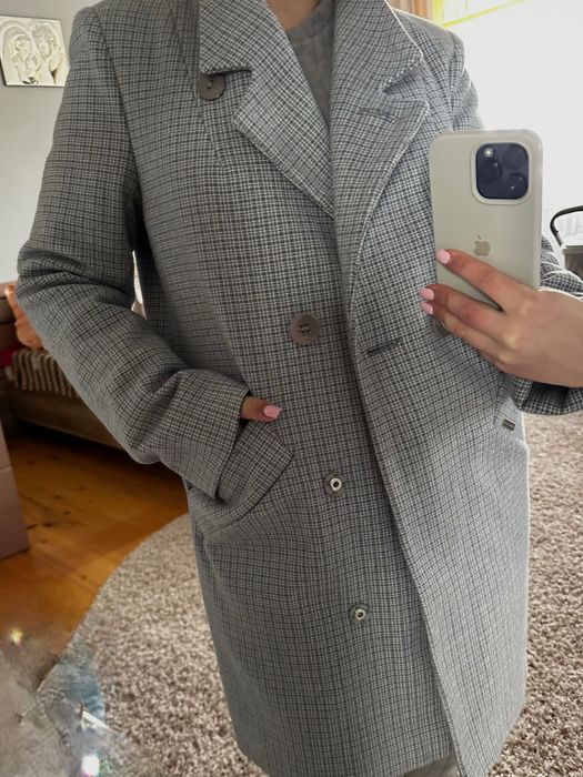 Стильне пальто-піджак у клітинку