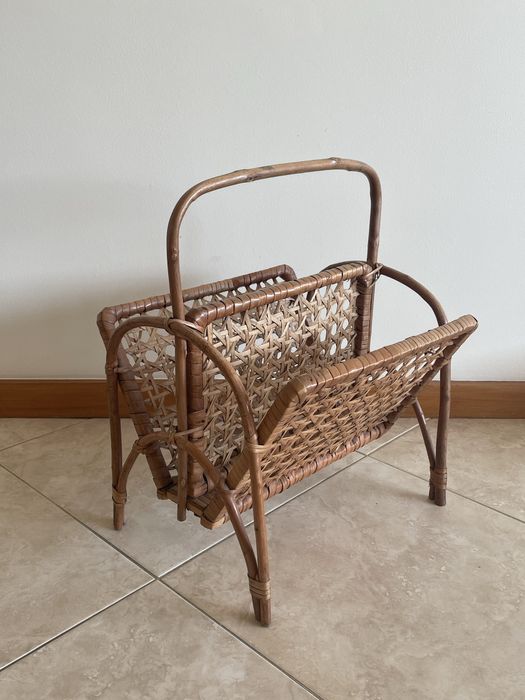 Porta revistas em verga/rattan