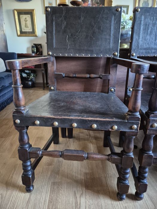 Par de cadeiras antigas de braços em madeira e couro – estilo clássico