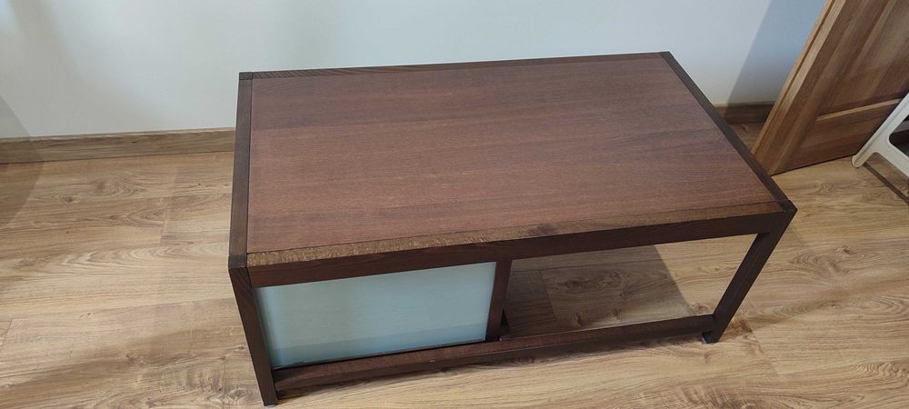 Drewniany stolik z wyjeżdżającą szklaną szufladą