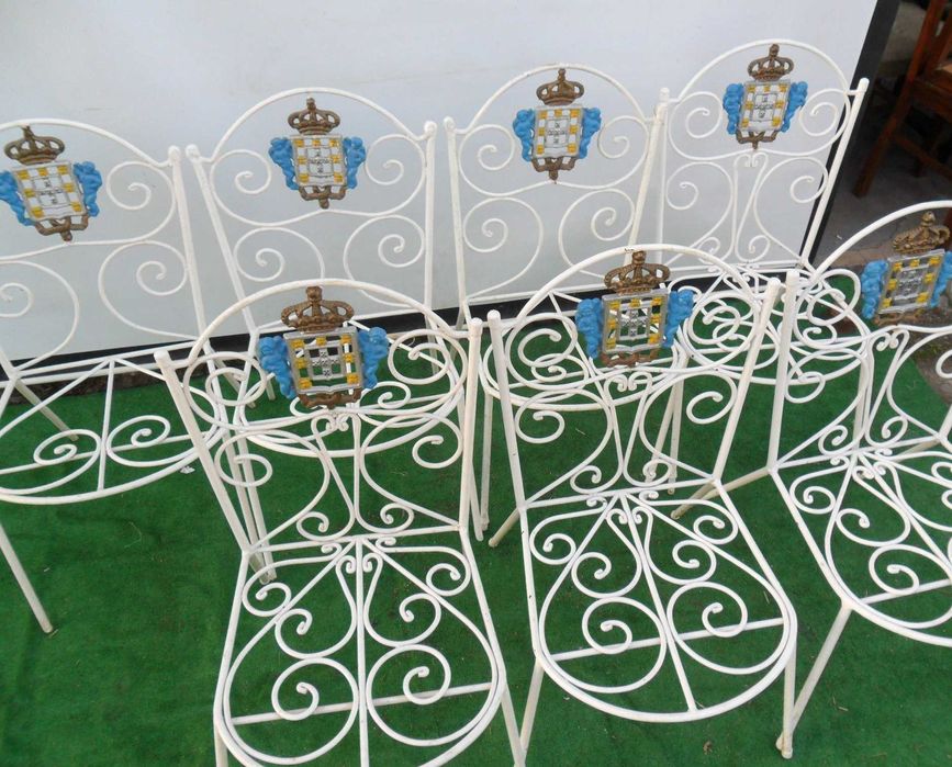 Cadeiras em ferro com brasão