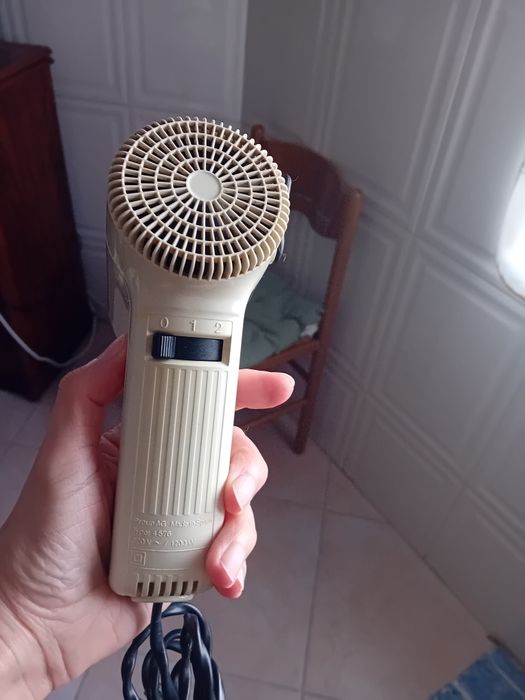 Secador de cabelo da braun.