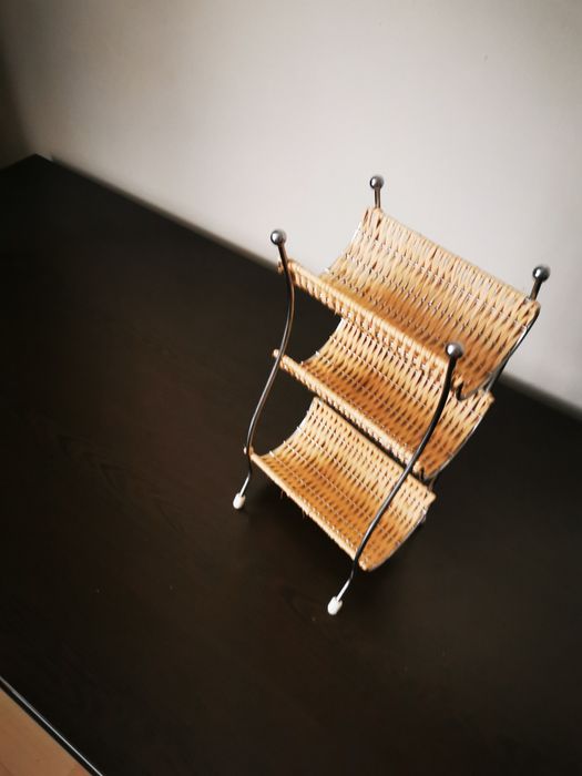 Metalowy stojak na wino.