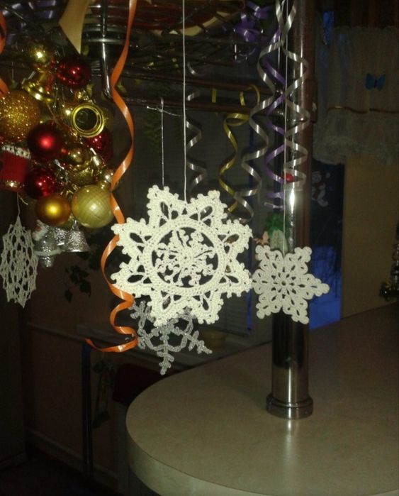 Продам новогодний декор Дед мороз на  бутылке шампанского, снежинки.