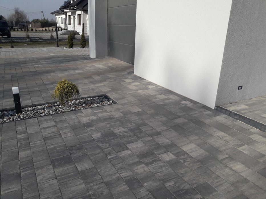 Układanie kostki brukowej.