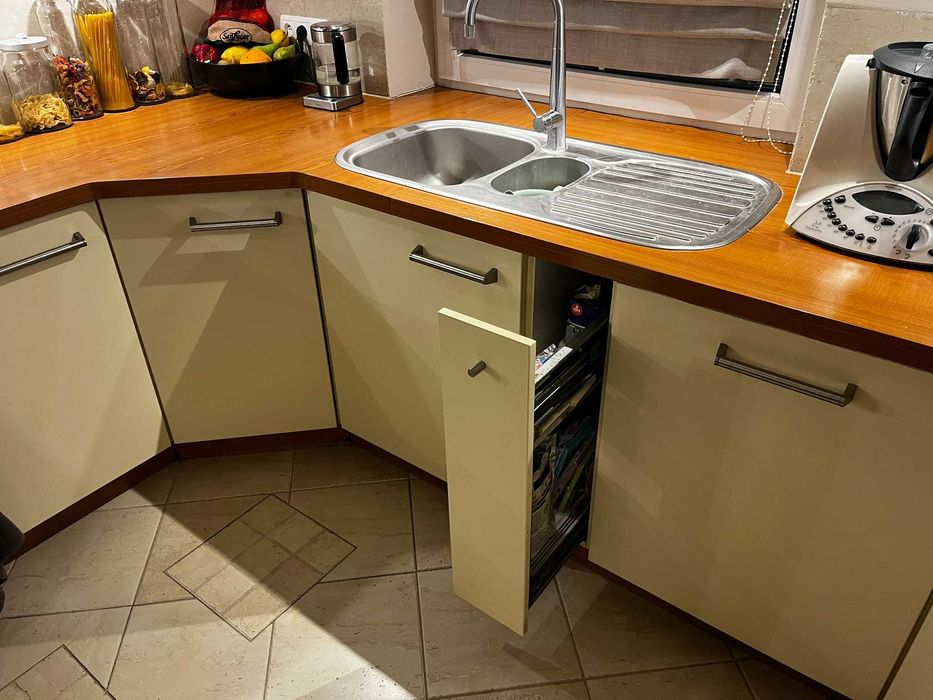 Zestaw używanych mebli kuchennych w układzie "U", opcja sprzęt AGD