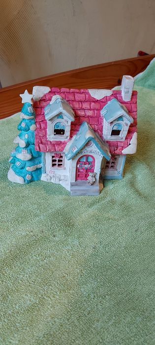 Ceramiczny porcelanowy domek plus figurki