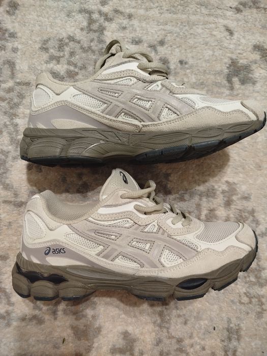 Культові кросівки ASICS GEL з фірмою амортизаційною технологіїєю в подошві