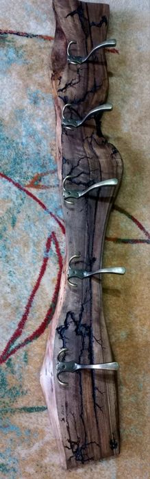 Wieszak drewniany z orzecha włoskiego