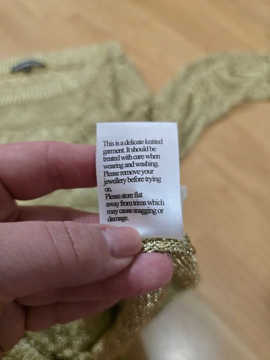 Sweter z złota nitką