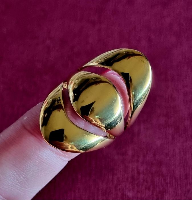 Anel dourado, em aço, diferente e muito elegante. Ajustável