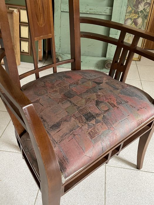 Cadeirão clássico madeira com almofada