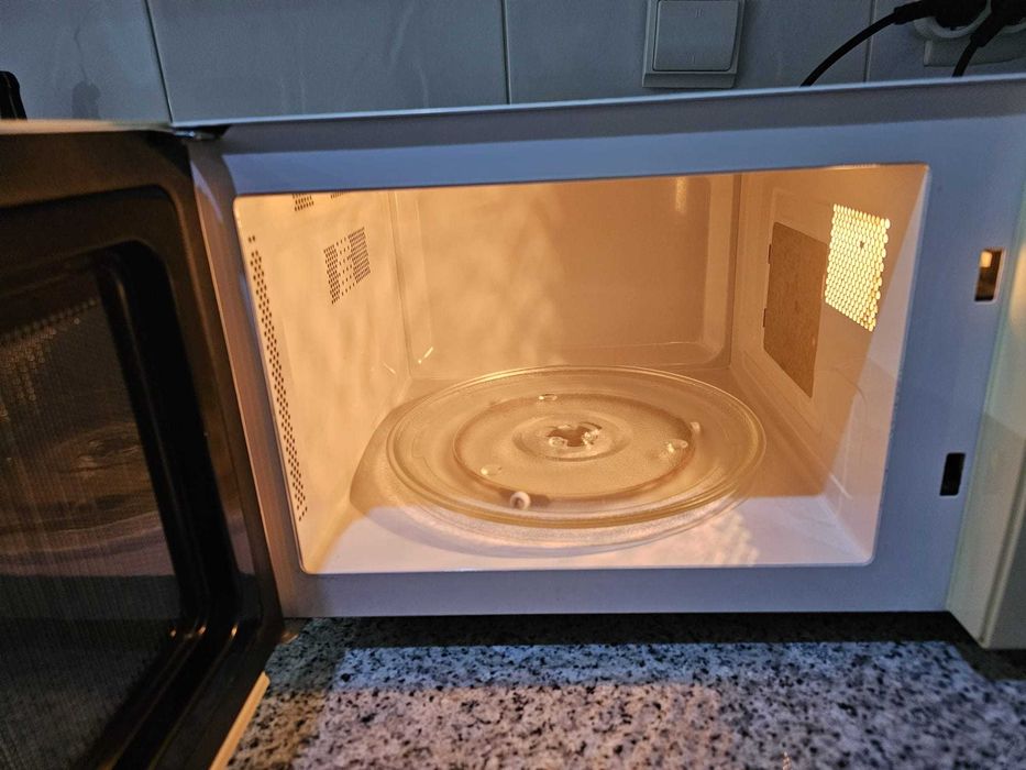 Microondas com grill e descongelação em Ótimo Estado – Pronto para Uso