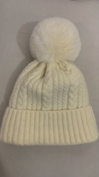 Стильна Вязана шапка з відстібним помпоном
