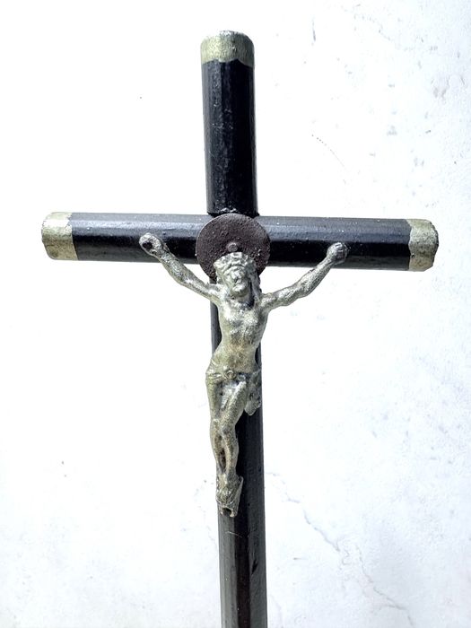 Pequeno antigo crucifixo popular em madeira - fim do Sec. XlX , início do Sec.  XX