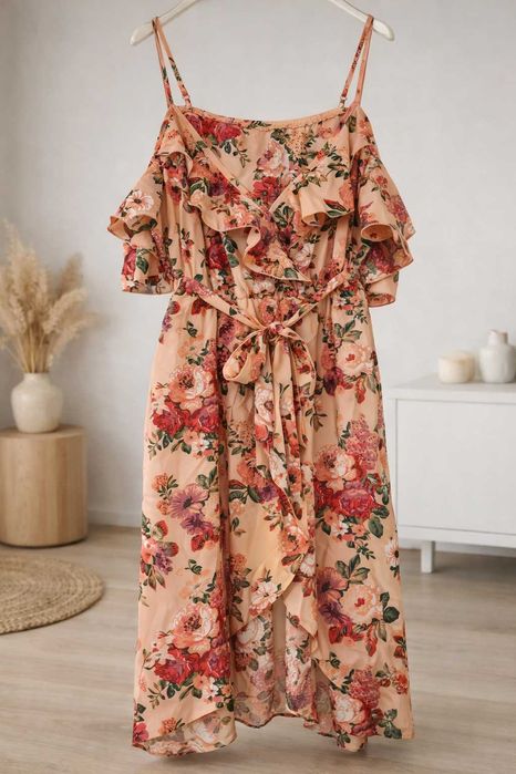 Zwiewna sukienka w kwiaty na ramiączkach – idealna na lato